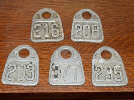 5 Vintage HASCO Newport, KY Cattle Double Sided Embossed Metal Tags - €34,23 EUR