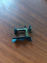 VTG Dollhouse Miniature Black/Gold  Sewing Machine Cast Iron Metal Diorama - £3.89 GBP