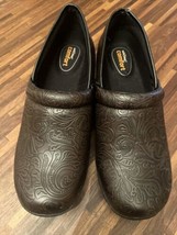 Safe T Step Women’s 9.5M Brown Comfort Nurse Clogs Embossed Print Work Shoe - $267.66 MXN