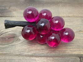 Vintage Lucite Acrylic Grapes Dark Pink Fuschia with Stem - €102,33 EUR