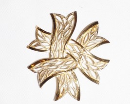 Trifari Brushed &amp; Polished Goldtone Ribbon Brooch Vintage Jewelry  - £29.56 GBP