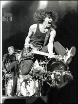 Eddie Van Halen in midair during 1998 Tour 8 x 11 b/w pin-up photo - £3.38 GBP