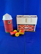 VTG Fisher Price Little People Play Family Farm #915 Red Barn W/ Silo &amp; Tractor - £29.31 GBP