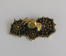 Vintage Cute Halloween Spider In Spider&#39;s Webbing Lapel Hat Pin - £6.49 GBP