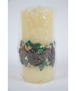 PIER 1 CREAM CHRISTMAS HOLIDAY CANDLE PILLAR PINE CONES HOLLY BERRIES NEW - €10,99 EUR