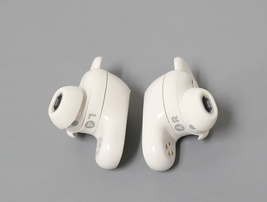 Bose QuietComfort II 435911 Wireless Earbuds w/ Charing Case (good) image 4
