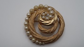 Vintage Trifari Gold Faux Pearl Spiral Brooch Pin 4.2cm BB13 - $38.41