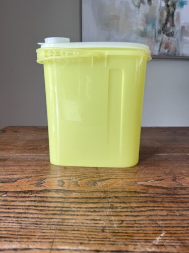 Primary image for Vintage Yellow Tupperware Quart Container Pitcher #587-10 w/ Pour Lid And Handle