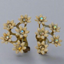 Vintage Flower Clip On Earrings - $273.66 MXN