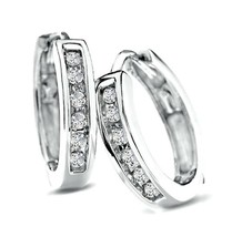 0.15Ct Coupe Ronde Moissanite Huggie Créole Earrings IN 14K or Blanc Plaqué - £89.33 GBP
