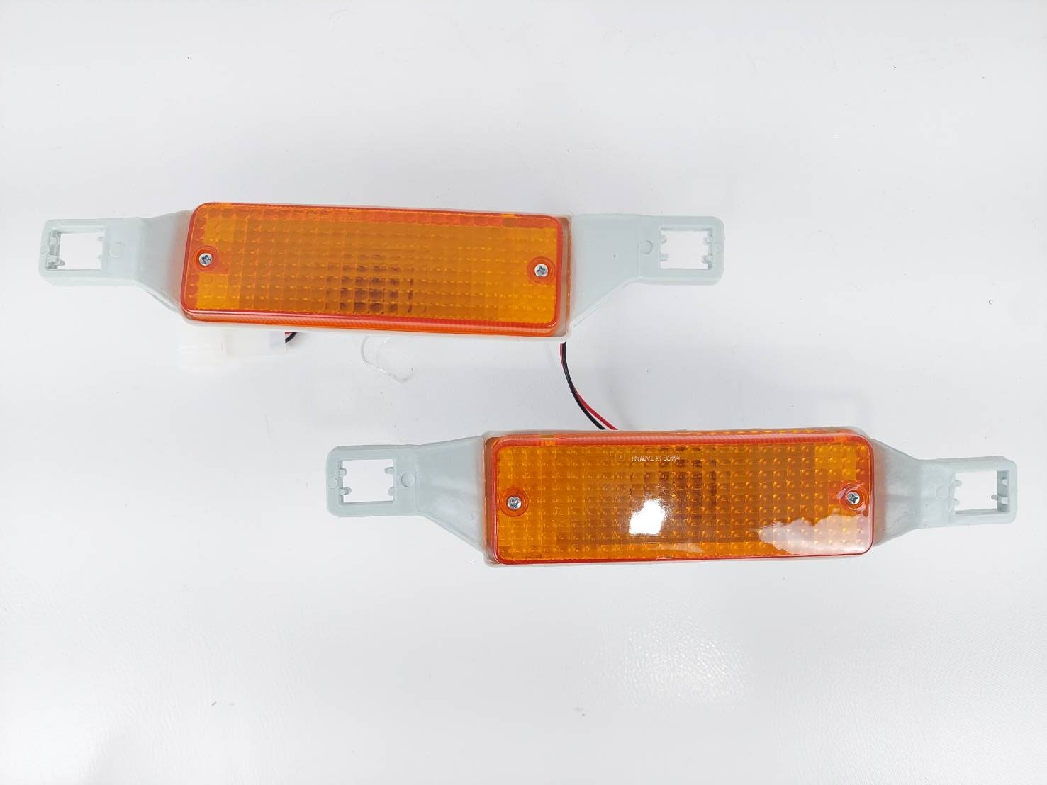 Pair Front Bumper Lights Turn Signal for Toyota Pickup 1982-83 2WD RN40 ... - $69.29