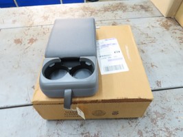 GM 25963879 Armrest Arm Rest REAR Second Row  General Motors - $2,440.23 MXN