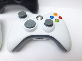 Official Microsoft Xbox 360 White + Black Wired Controllers Lot 3 TESTED - £33.91 GBP