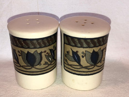 Mikasa Intaglio Arabella Salt And Pepper Shakers Mint - £11.98 GBP