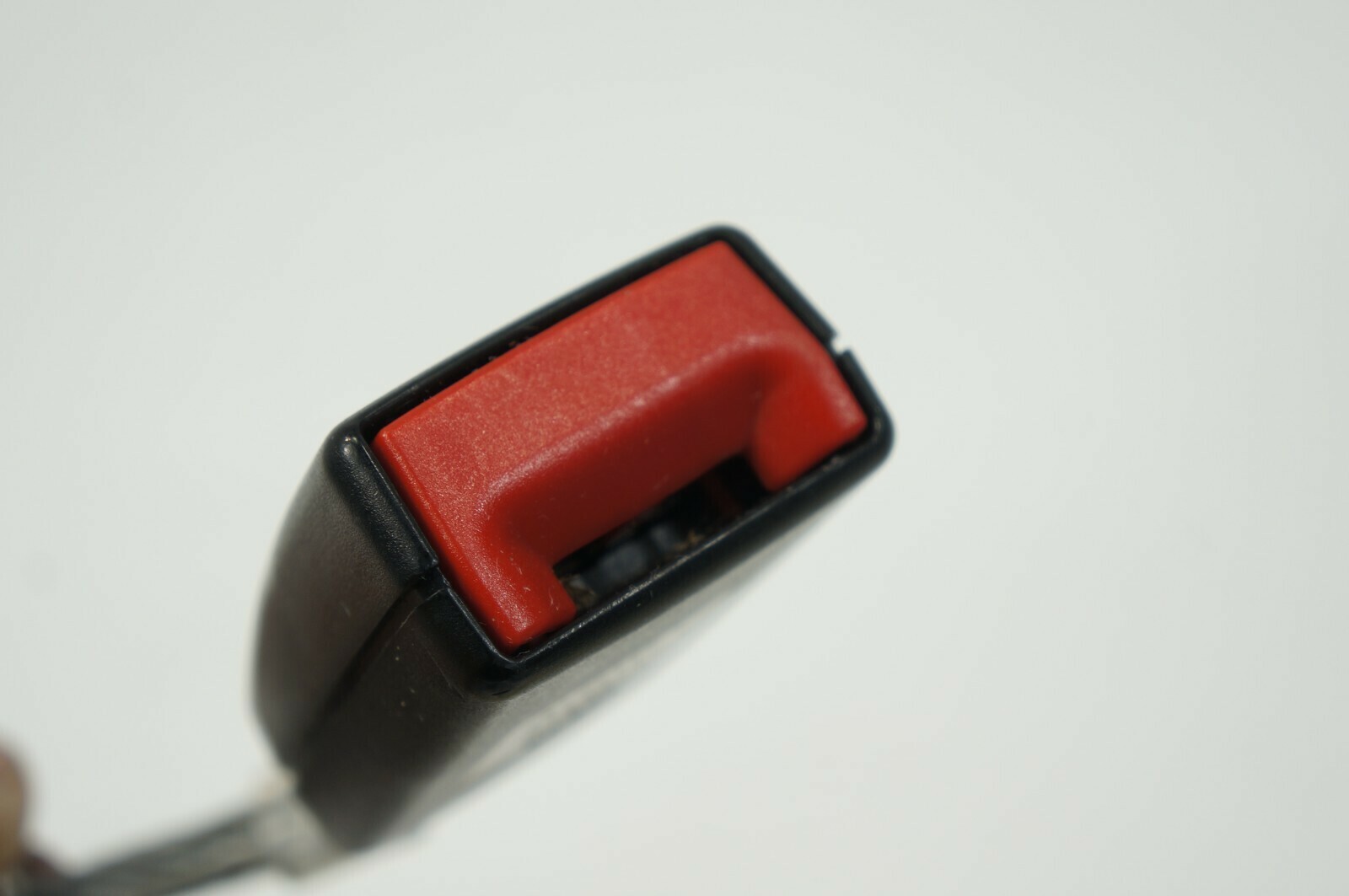 11-2016 bmw f10 528i 535i rear right passenger side seat belt buckle receiver Item image 2