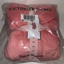NWT Victoria&#39;s Secret Short Cozy Plush Robe Passion Pink Solid XS/S - $1,080.94 MXN