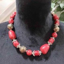 Vintage Coral Red Lucite &amp; Gold Round Beaded Statement Necklace - £23.98 GBP