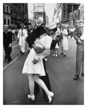 WW2 Victory Day Kiss In Times Square New York 1945 8X10 Photo - £6.80 GBP