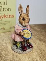 Royal Doulton Bunyie Bunnykins Helping Mother Figurine DB002 Vintage 1972 - $750.45 MXN