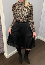 Gilli luxe pleated skirt in Midnight - $449.92 MXN