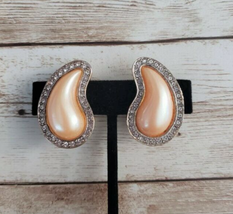 Vintage Clip On Earrings Swooshing Tear Shape Peach Faux Pearl with Clear Gems - £11.00 GBP