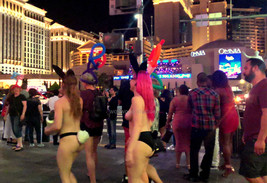 Topless Women Walking Down Las Vegas Blvd As If Norm Publicity Photo 8 X 10 - £7.15 GBP