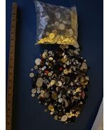 Large  5 Lb Lot Of Vintage Buttons - $1,253.25 MXN