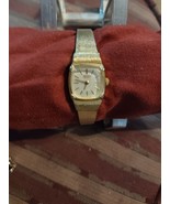 Women&#39;s Square Gold Tone Seiko Watch - $1,099.75 MXN