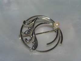 Vintage Small Open Silvertone Circle with Swirly Leaves &amp; Faux Pearl Pin Brooch - £6.86 GBP