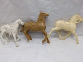 Lot Of (3) Vintage 1960s Horse With Saddled Plastic Toys White Tan 3-4&quot; - $25.11 CAD
