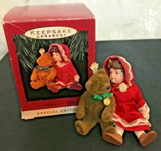 1993 Hallmark Keepsake Ornament Julianne and Teddy - £8.90 GBP