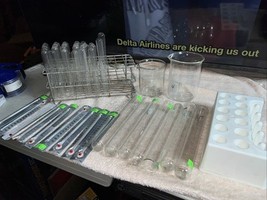 Vintage PYREX Clear Glass BEAKER + 32 Test Tubes Chemistry Racks &amp; Therm... - €29,90 EUR