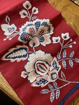 Pier 1 Table Runner 13&quot; x 72&quot; Red With White Flowers-Brand New-SHIPS N 2... - $1,307.23 MXN