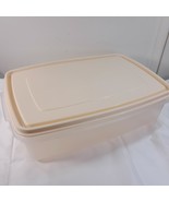 Rubbermaid Servin Saver Storage Container Almond Lid Rectangle #7 17 cup... - $39.59 CAD