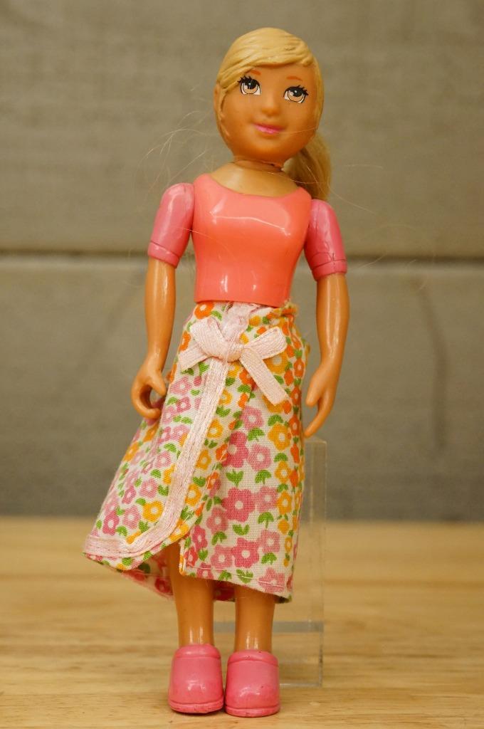 Learning Curve Caring Corners Dollhouse Blonde Mom Mother Doll Mrs Goodbee - $10.88