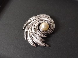 Very Pretty Trifari Silver Tone Swirl Brooch - £27.87 GBP