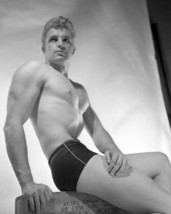 Vince Edwards TV&#39;s Ben Casey beefcake pose in swim shorts 8x10 inch photo - £7.66 GBP
