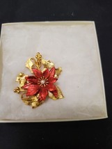 Vintage KENNETH COLE Signed KC Red Floral &amp; Gold Tone Holly Poinsettia Brooch - £13.66 GBP
