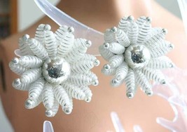 Fabulous Art Moderne White &amp; Silver-tone Flower Clip Earrings 1980s vint. 1 1/2&quot; - £10.23 GBP