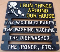 VINTAGE HUMOROUS WROUGHT IRON HOT PLATE TRIVET KITCHEN IS CENTER OF THE ... - $11.76