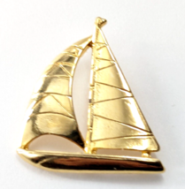 VTG Sailboat Sailing Ship Nautical Gold Tone Lapel Pin Fashion Jewelry - £9.04 GBP