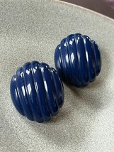 Napier Signed Large Ridged Navy Blue Slightly Domed Oval Plastic Clip Earrings – - £10.46 GBP