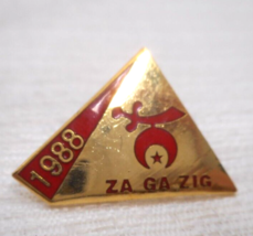 1988 SHRINERS MASON ZA-GA-ZIG Sword Gold Red Pyramid Lapel Pin 1&quot; x 3/4&quot; - £10.20 GBP