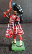 BRITAINS TOY SOLDIERS VINTAGE 1990 BLACK WATCH PIPER HIGHLAND PIPER META... - $7.85