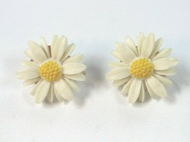 Vintage Sarah Coventry Celluloid White &amp; Yellow Daisy Flower Clip on Earrings - £7.91 GBP
