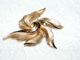 Vintage Crown Trifari Goldtone Feather Fan Polish &amp; Texture Design Brooch Pin - £24.05 GBP