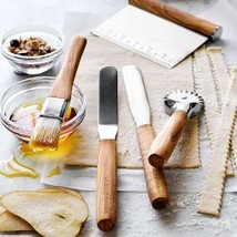Williams Sonoma Olivewood Offset Icing Spatula - $1,218.62 MXN