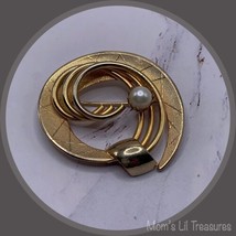 Gold Tone Spiral Design Faux Pearl Accent Brooch Pin • Vintage Jewelry - £5.42 GBP