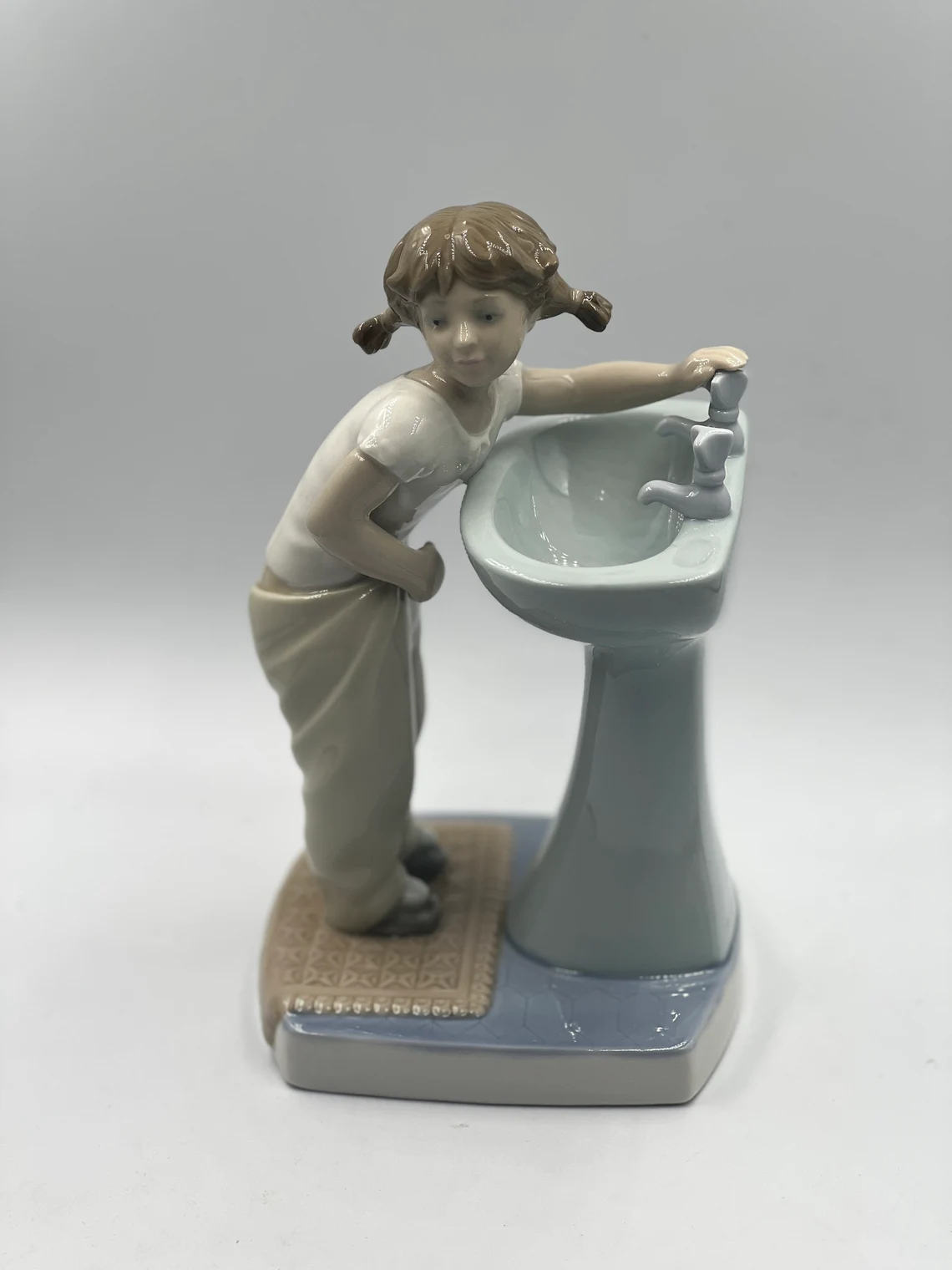 Lladro Girl At Wash Sink Figurine 4838 &quot;CLEAN UP TIME&quot; Retired 1993 - Spain 7.5&quot; - £95.37 GBP