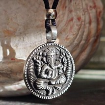 Ganesh Collar Colgante Ganesha Elefante Hindú Dios Peltre Cordón y Caja de... - £12.45 GBP